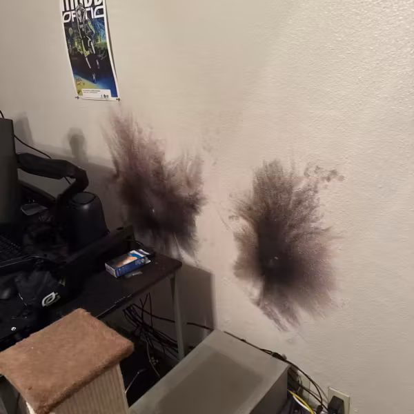 Черные пятна на стене от молнии и поврежденный роутер