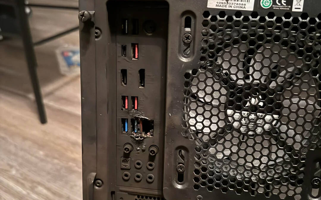 Задняя панель компьютера с повреждёнными разъёмами Ethernet и USB