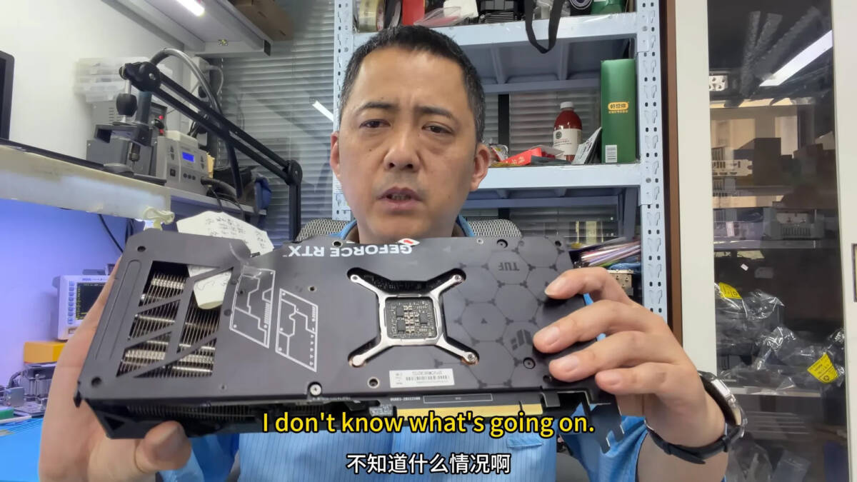 Мужчина держит видеокарту GeForce RTX 4070 SUPER
