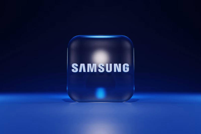 Кнопка с логотипом Samsung в темной среде