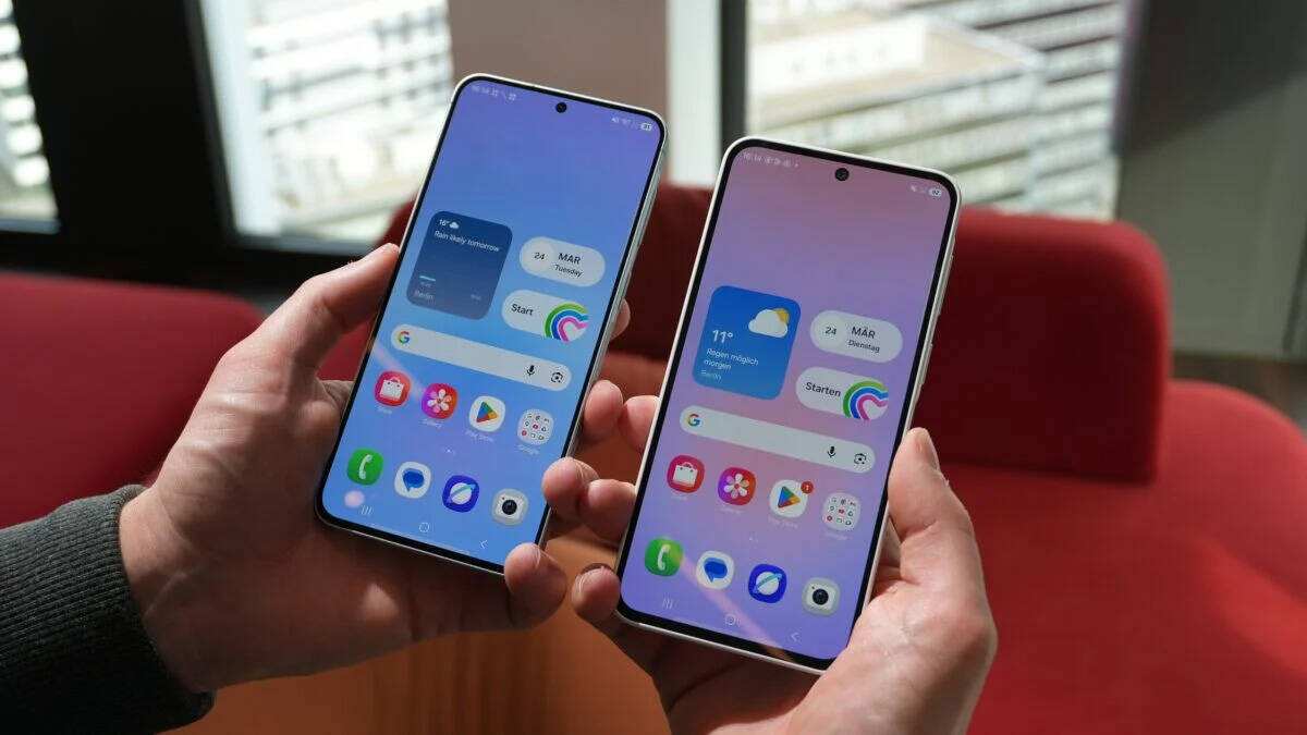 Два смартфона Samsung Galaxy на руках у человека