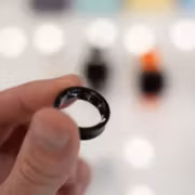 Рука держит черное смарт-кольцо Galaxy Ring 2