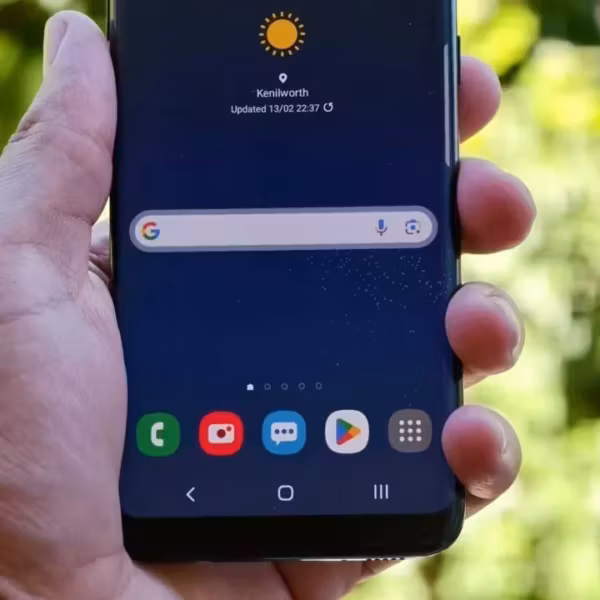 Смартфон Samsung Galaxy S8 в руке на улице