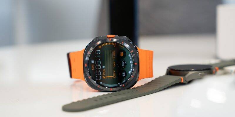 Часы Galaxy Watch Ultra 2 с двумя ремешками