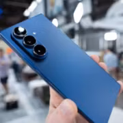 Смартфон Galaxy Z Fold 8 с тройной камерой в руке