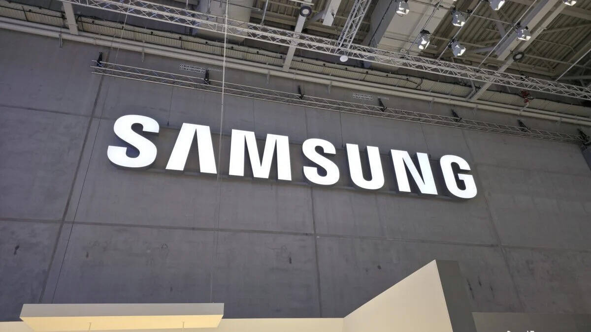 Большая светящаяся вывеска Samsung на стене выставочного зала