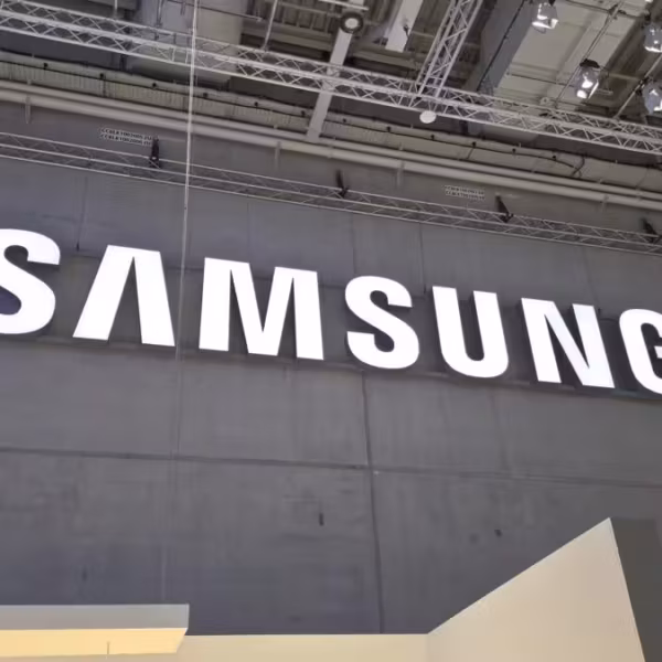 Большая светящаяся вывеска Samsung на стене выставочного зала