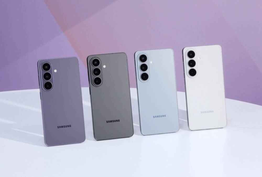 Четыре смартфона Samsung Galaxy S23 в разных цветах