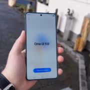 Смартфон Samsung Galaxy S25 с экраном One UI 9.0