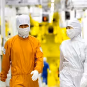 люди в защитных костюмах на фабрике Samsung и SK hynix