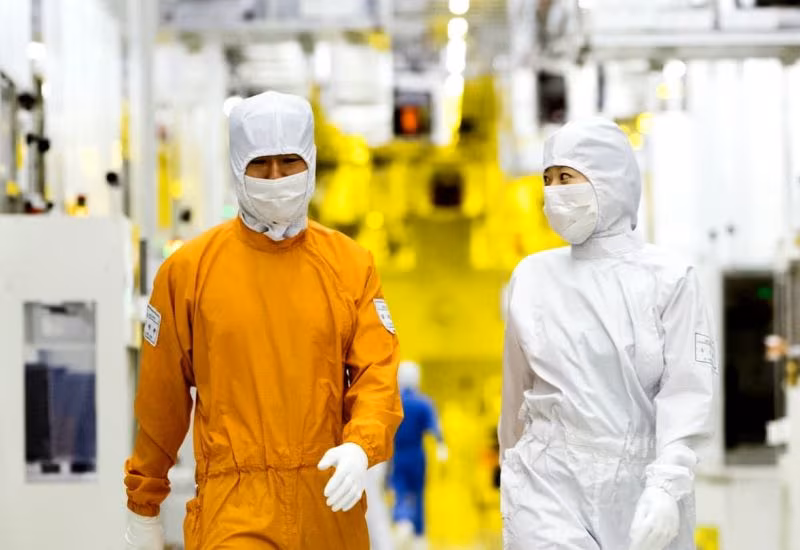 люди в защитных костюмах на фабрике Samsung и SK hynix