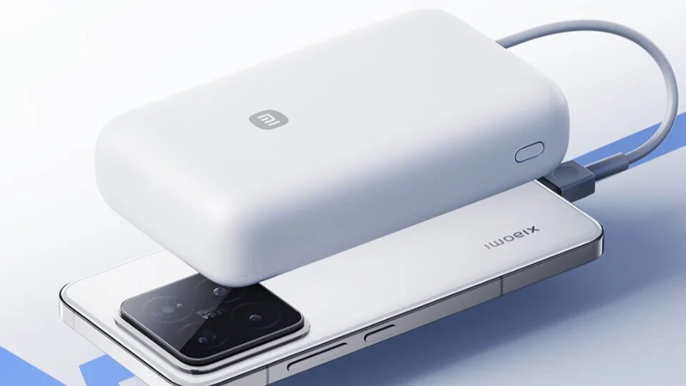 Внешний аккумулятор Xiaomi 20000 мАч подключен к смартфону