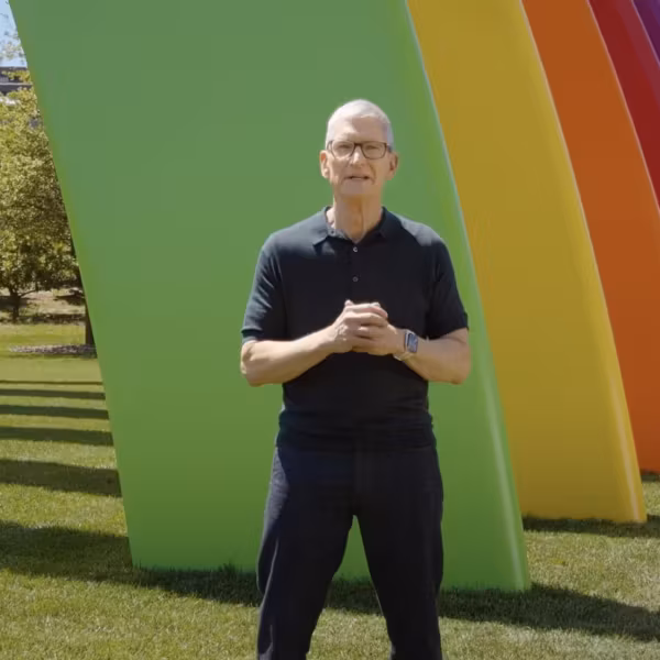 Человек у rainbow arches на открытом воздухе