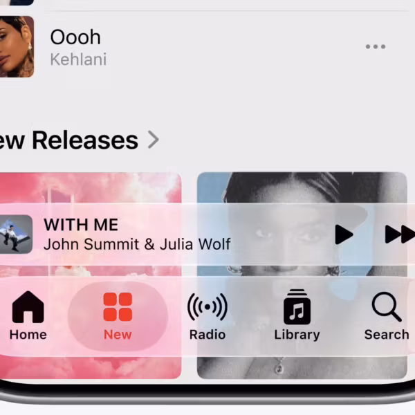 Экран iPhone с приложением Apple Music на фоне обновлением Liquid Glass
