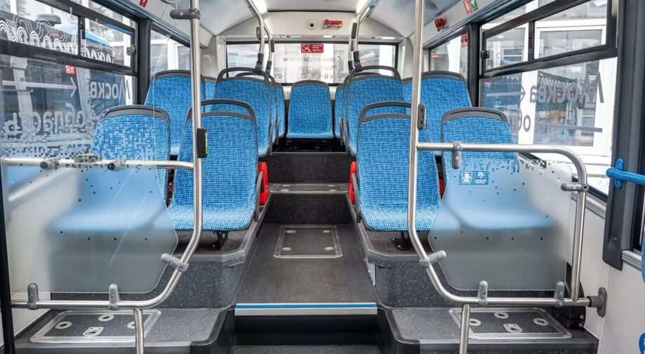 Пустой автобус КамАЗ-4290 внутри салона рассадка