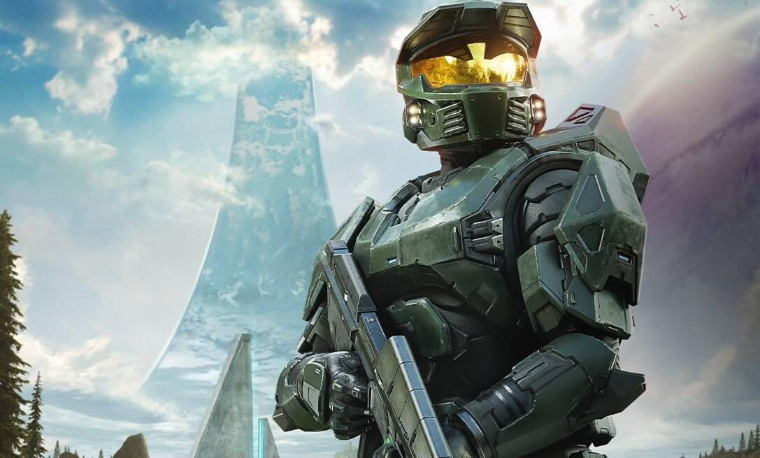 Костюм Spartan из игры Halo на фоне с несколькими архитектурными сооружениями