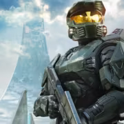Костюм Spartan из игры Halo на фоне с несколькими архитектурными сооружениями