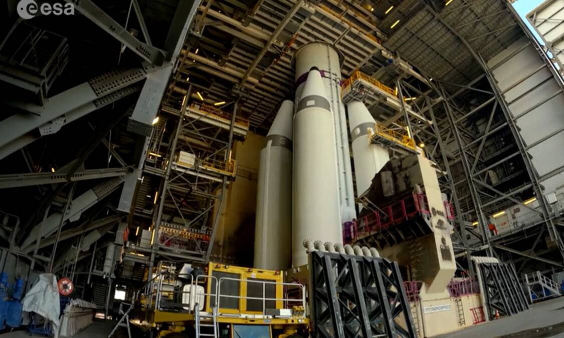 Ракета Ariane 6 внутри инфраструктуры подготовка к запуску