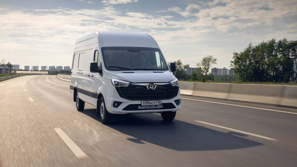 Фургон Sollers SF5 движется по дороге