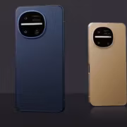 Два смартфона Sharp AQUOS R11 разные цвета спереди и сзади