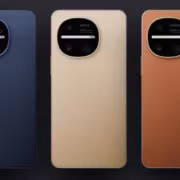 Три смартфона Sharp Aquos R11 разного цвета
