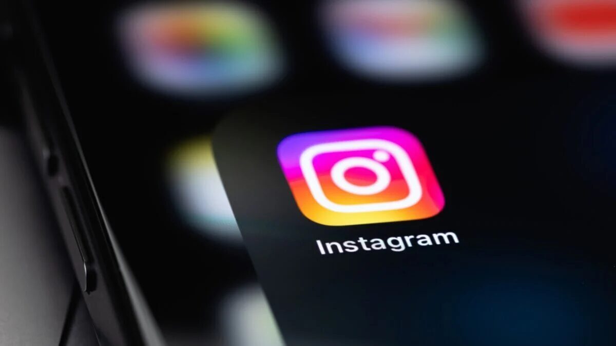 экран смартфона с приложением Instagram и иконкой Instagram
