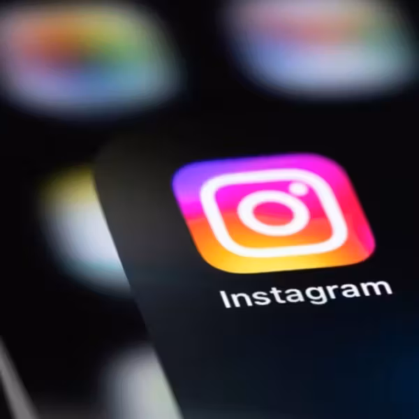 экран смартфона с приложением Instagram и иконкой Instagram