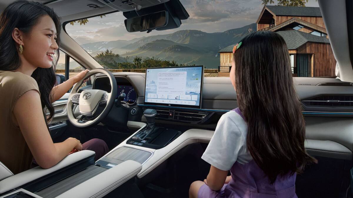 Две женщины в салоне минивэна Toyota Sienna 2027 команда на дороге на природе