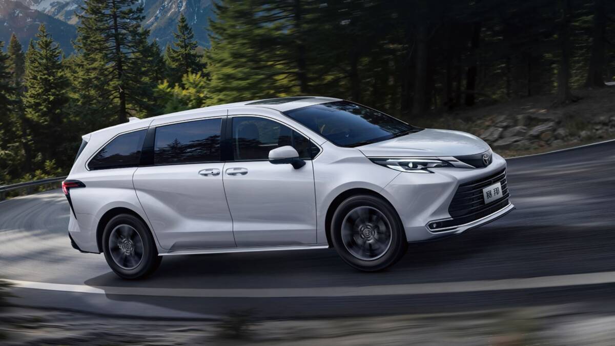 новый минивэн Toyota Sienna 2027 на дороге