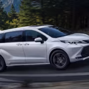 новый минивэн Toyota Sienna 2027 на дороге
