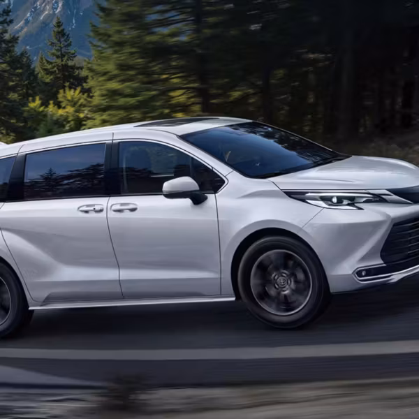 новый минивэн Toyota Sienna 2027 на дороге
