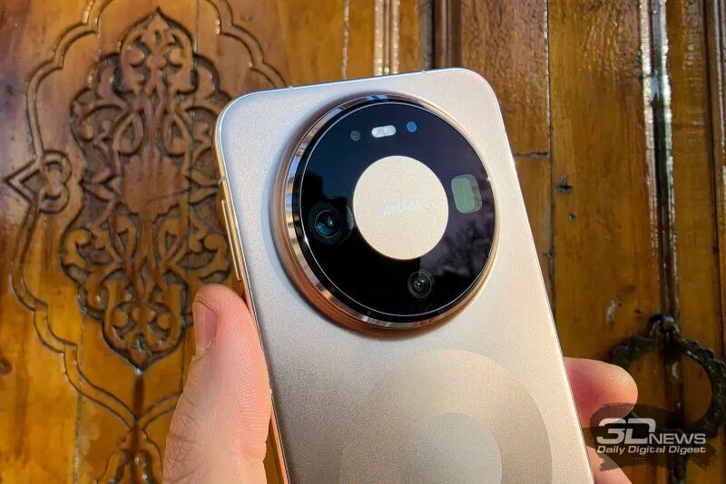 Камера Huawei Mate 80 Pro на задней стороне телефона