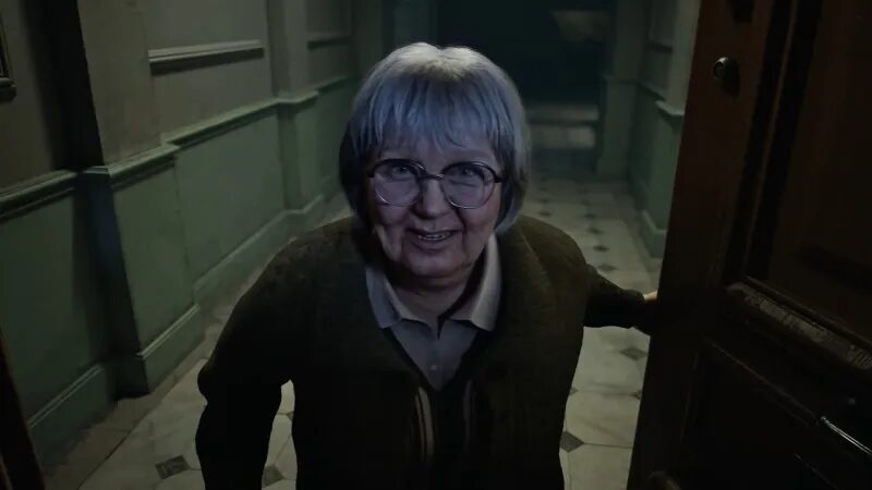 взрослая женщина в очках и полосатой рубашке у двери в коридоре из Resident Evil Veronica