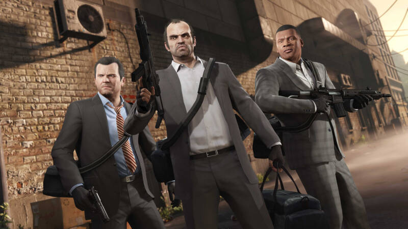 Rockstar сделает бесплатным апгрейд GTA V для PS5 и Xbox 4 Три мужских персонажа из GTA V с оружием на улице