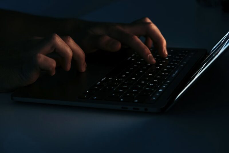 Человек печатает на клавиатуре Fortinet