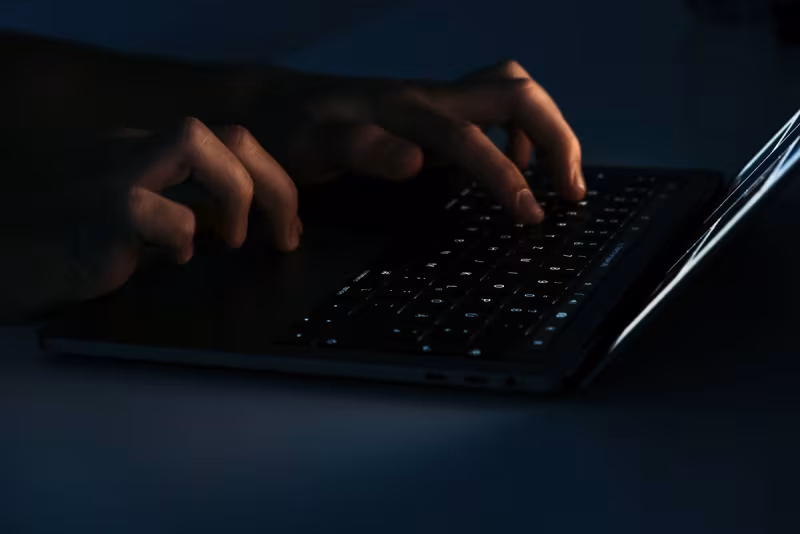 Человек печатает на клавиатуре Fortinet