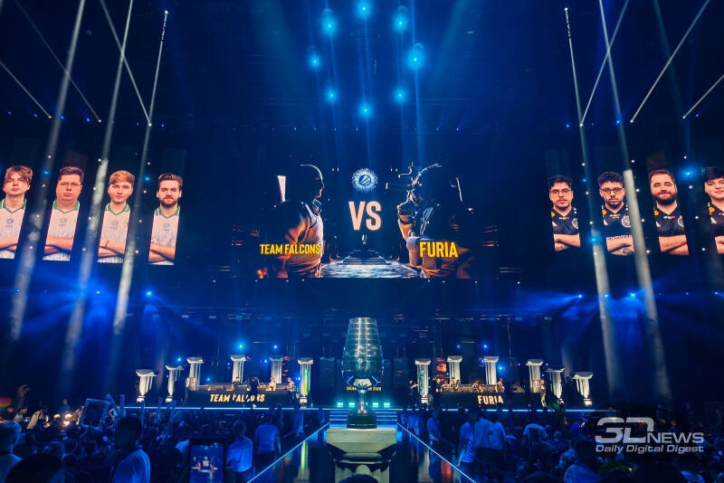 Крупный экран с командой CS2 Team Falcons и Furia на IEM Cologne 2026