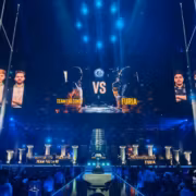 Крупный экран с командой CS2 Team Falcons и Furia на IEM Cologne 2026
