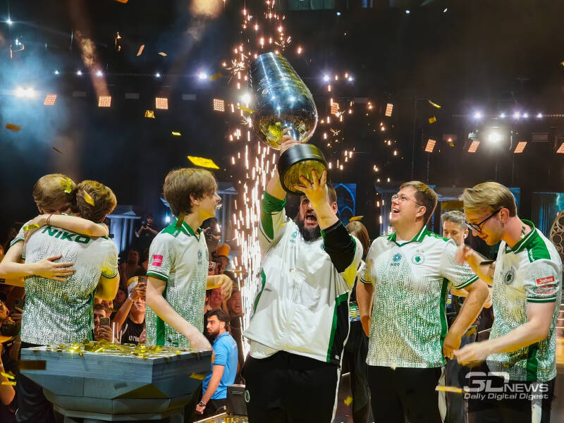 Команда Falcons празднует победу на IEM Cologne Major 2026 по CS2