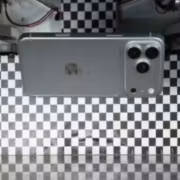 Серебристый iPhone 18 Pro Tata на черно-белом фоне
