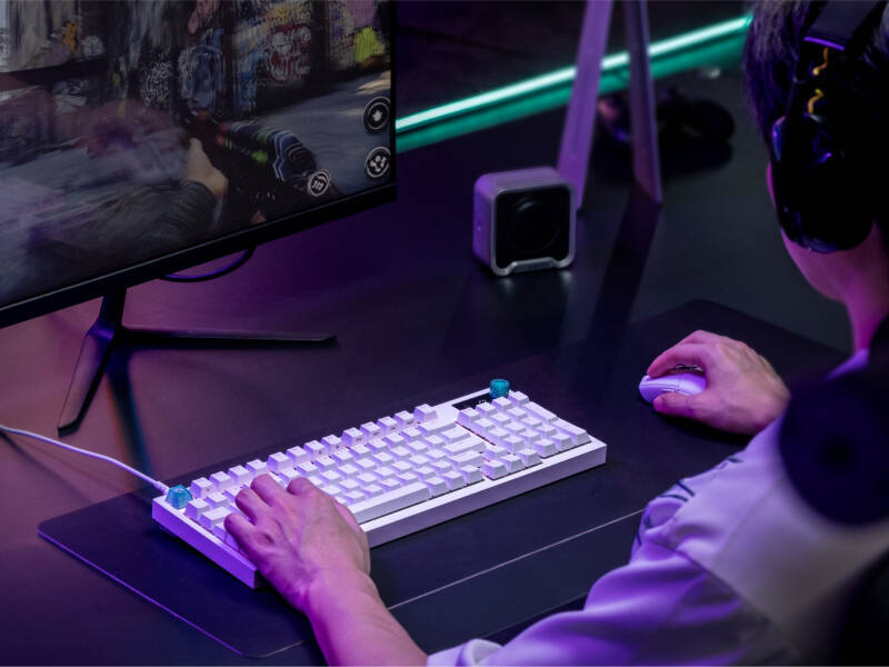 Клавиатура Logitech G316 X 98 и монитор в игровой обстановке