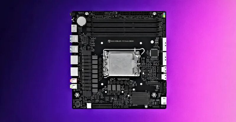 Плата MaxSun Mini-ITX с установленным CPU и разъёмами