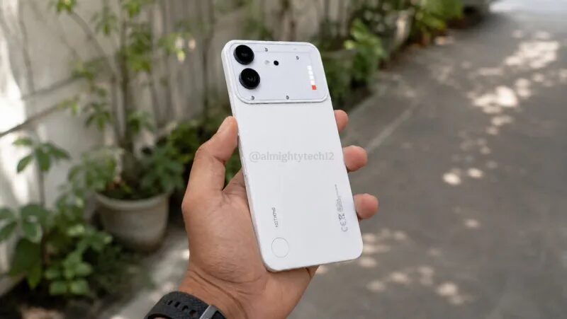 Человека держит белый смартфон Nothing Phone 4b на улице