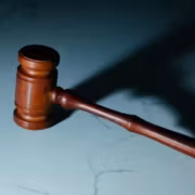 Молоток для судебных разбирательств с деревянной ручкой
