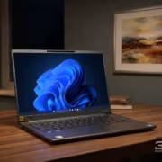 Лампа с ноутбуком Acer и произведением искусства