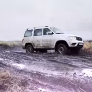 УАЗ Патриот Экспедиция в грязи на поле