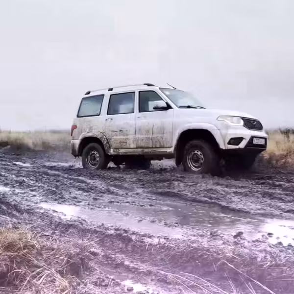 УАЗ Патриот Экспедиция в грязи на поле