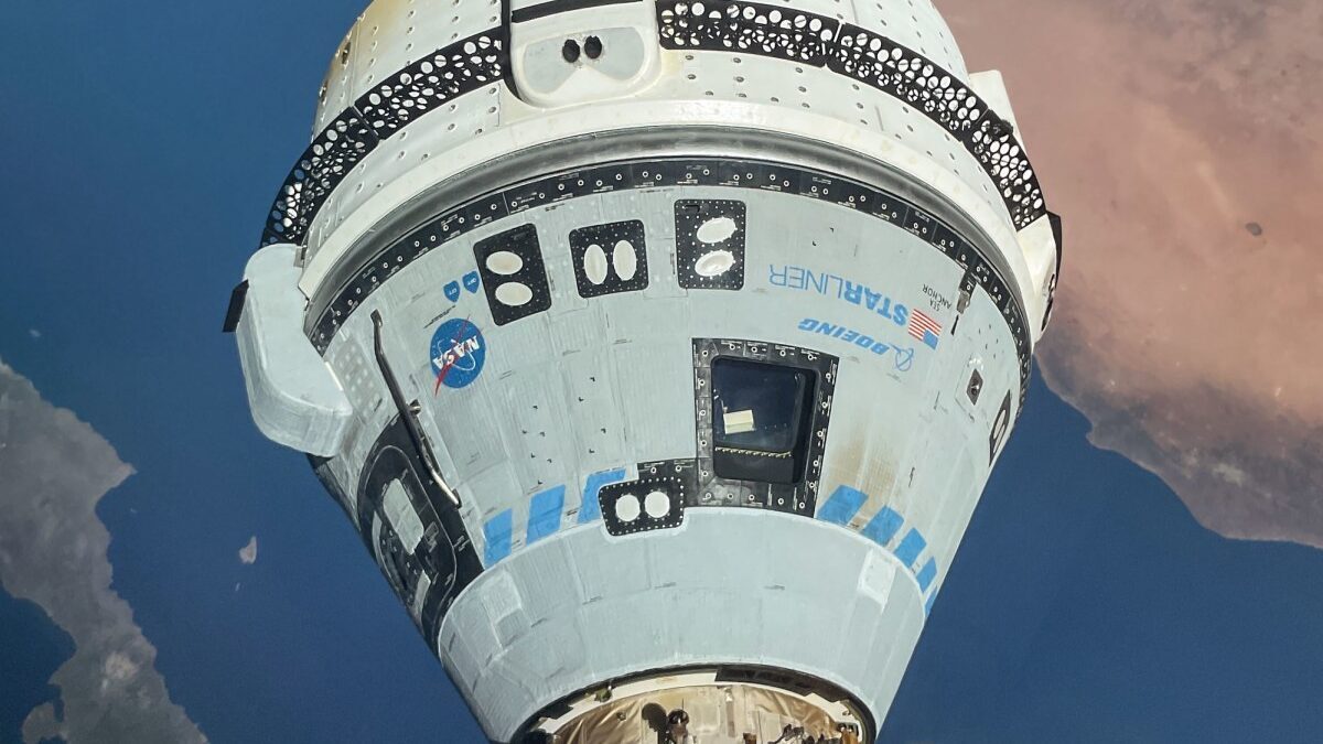 Космический корабль Boeing Starliner в открытом космосе