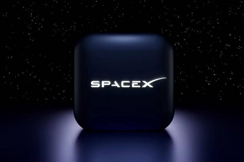 Курсор клавиатуры и логотип SpaceX на экране