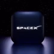 Курсор клавиатуры и логотип SpaceX на экране